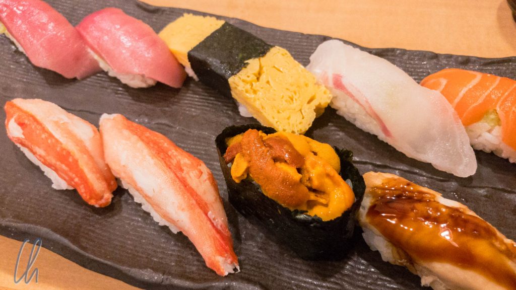 Maki-Sashimis. Oben: Thunfisch, Japanisches Omlette, Snapper, Lachs. Unten: Snow Crab, Seeigel, Aal.