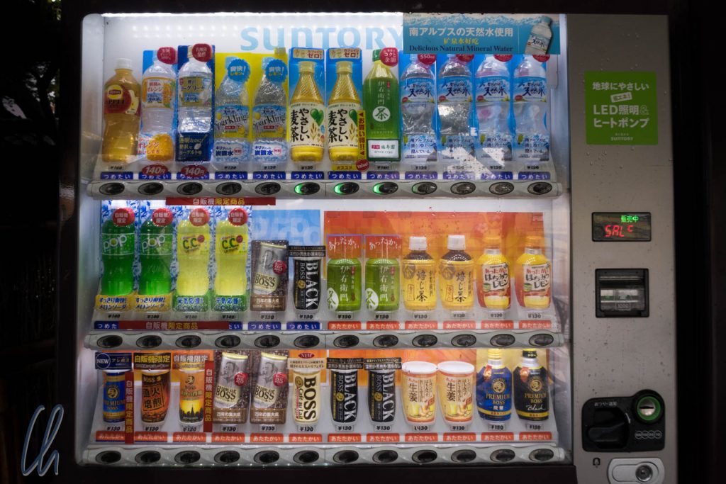 Getränkeautomat mit heißen und kalten Getränken. Die Farbe unter dem Getränk signalisiert die Temperatur
