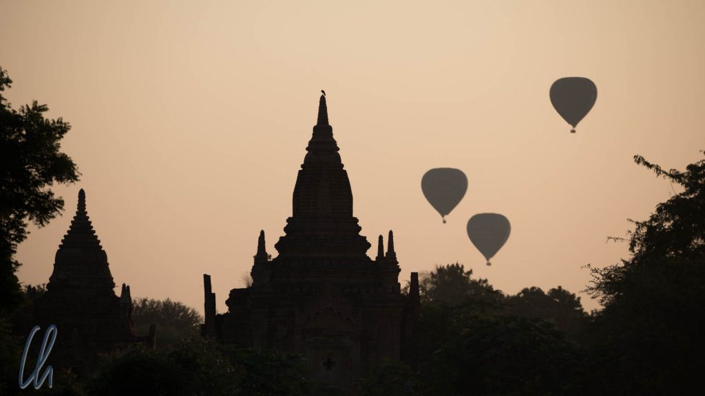 Ballons über den Tempeln im Morgengrauen