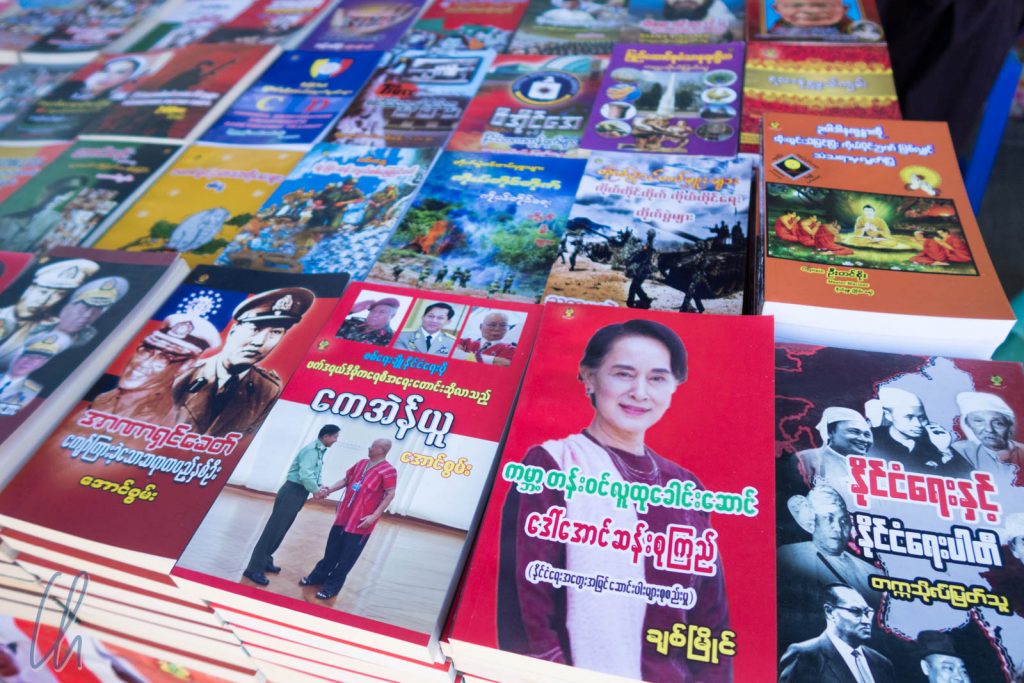 Aung San Suu Kyi taucht oft in Myanmar auf