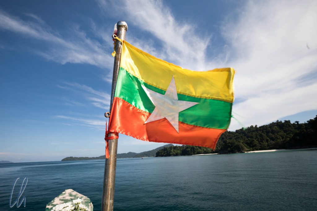 Wir fahren natürlich unter der Flagge von Myanmar