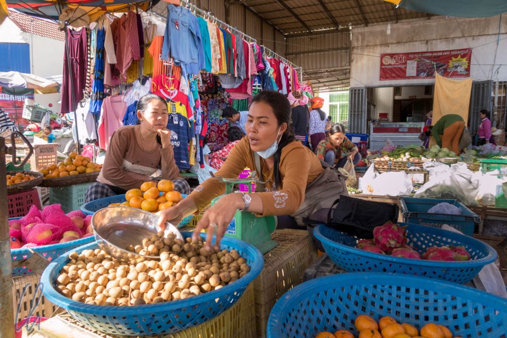 Beim Einkaufen der Leckerlis für den Besuch im Phnom Tamao