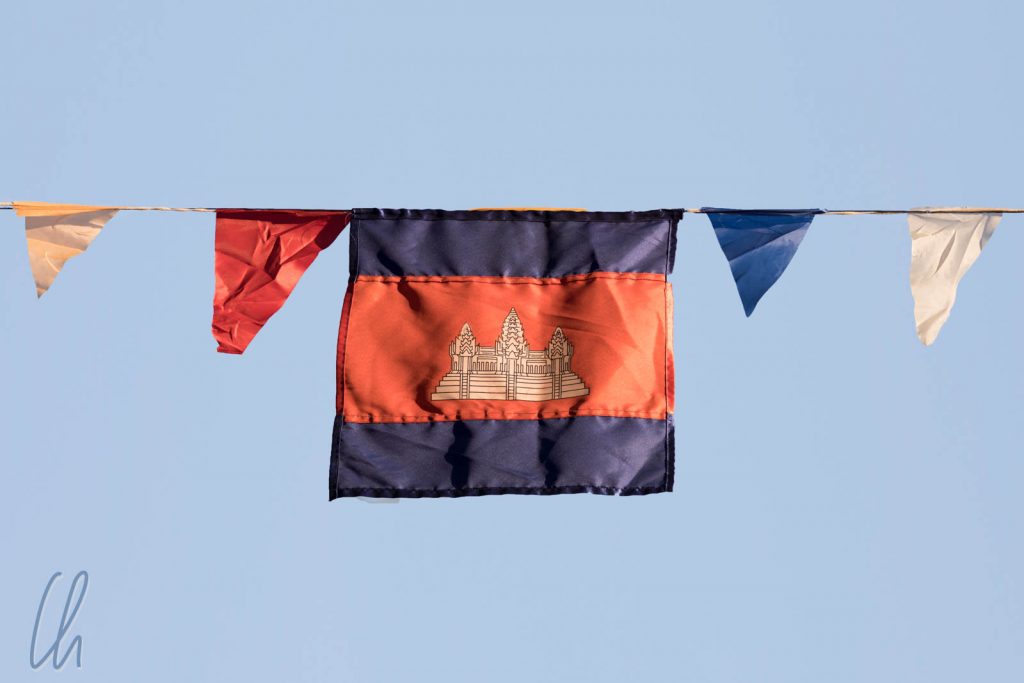 Die kambodschanische Flagge mit Angkor Wat