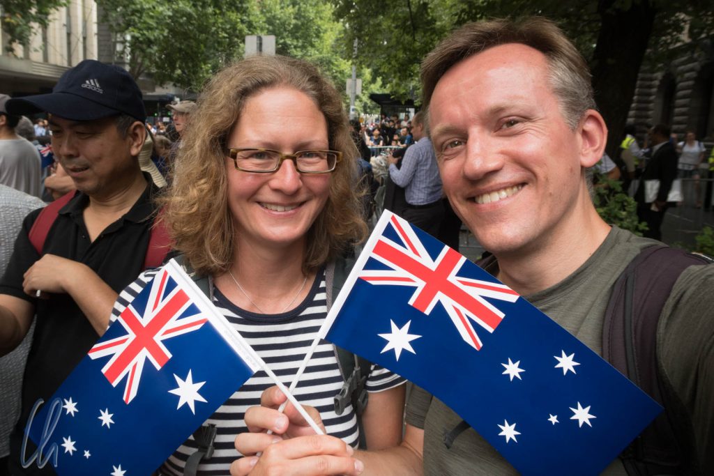 Am Australia Day wurden Fähnchen zur Parade ausgeteilt
