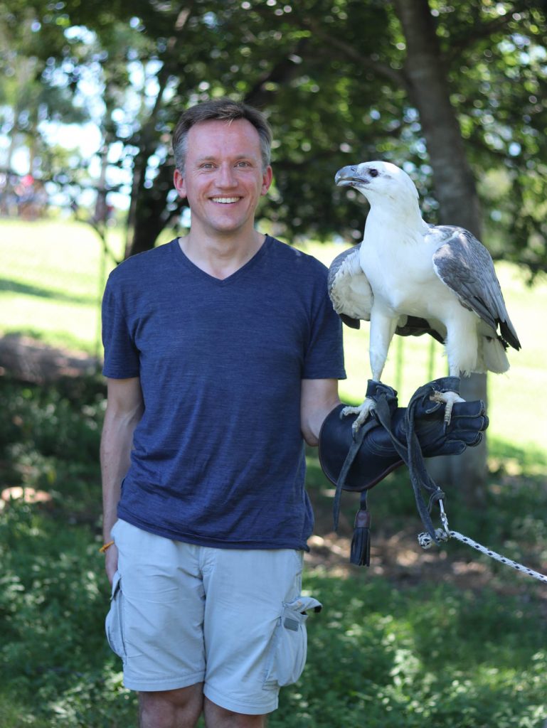 Christian mit einem ausgewachsenen White-bellied Sea Eagle