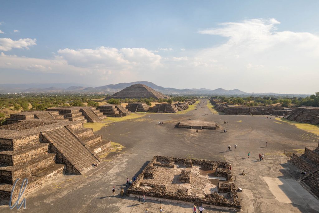Hintergrund mittig die Calzade de los Muertos, links die Sonnenpyramide