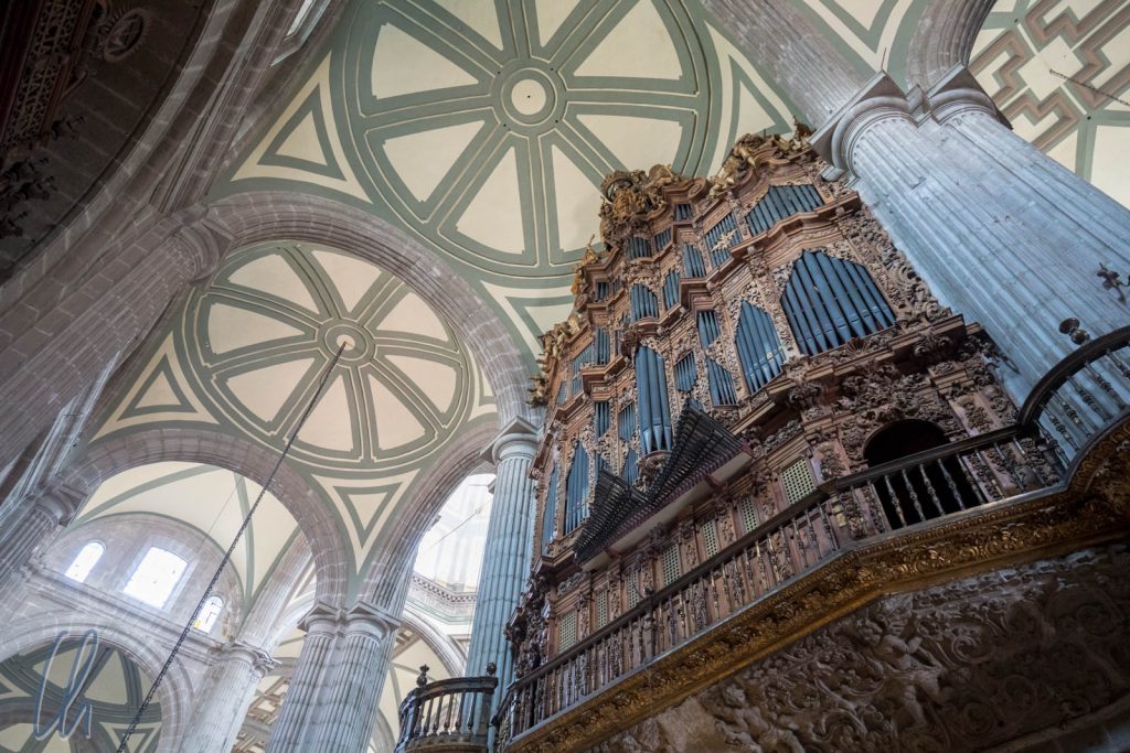 Die mächtige Orgel im Inneren der Kathedrale von Mexico City