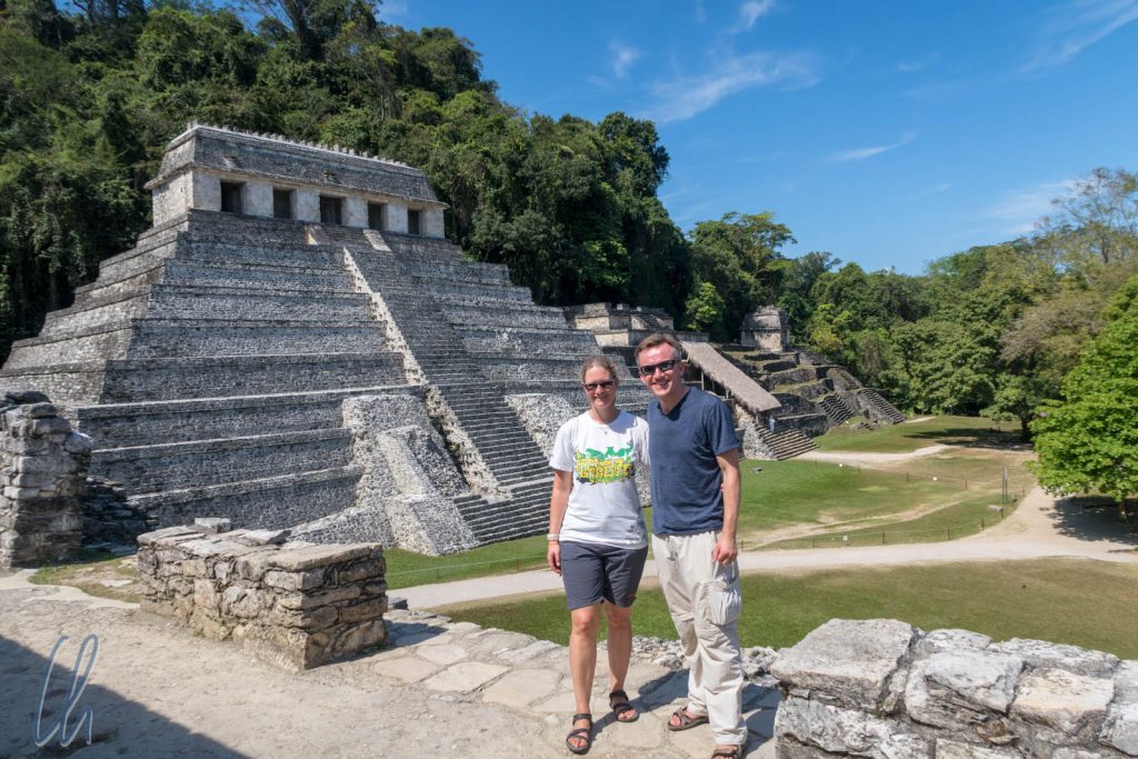 Besuch bei den Maya in Palenque. Im Hintrergrund steht der Palast der Inschriften