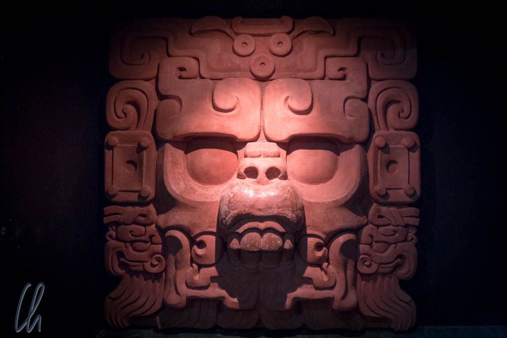 Der Herr des Lebenden Berges, die fleischlosen Lippen symbolosieren den Eingang ins Yibalbá, der Unterwelt der Maya