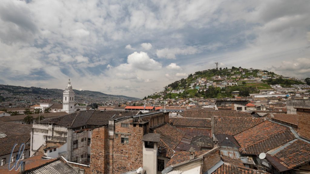 Altstadtpanorama von Quito, links der Kirchturm von Santo Domingo und rechts der Panecillo (der Brötchen-Hügel)