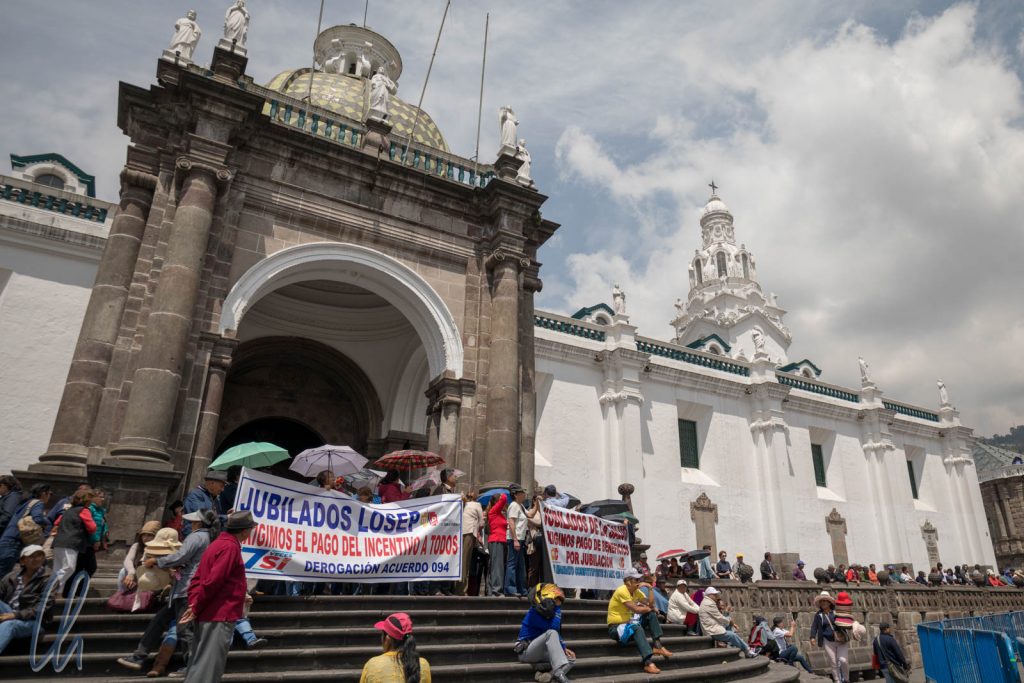 Die ecuatorianischen Rentner demonstrieren vor der Kathedrale von Quito