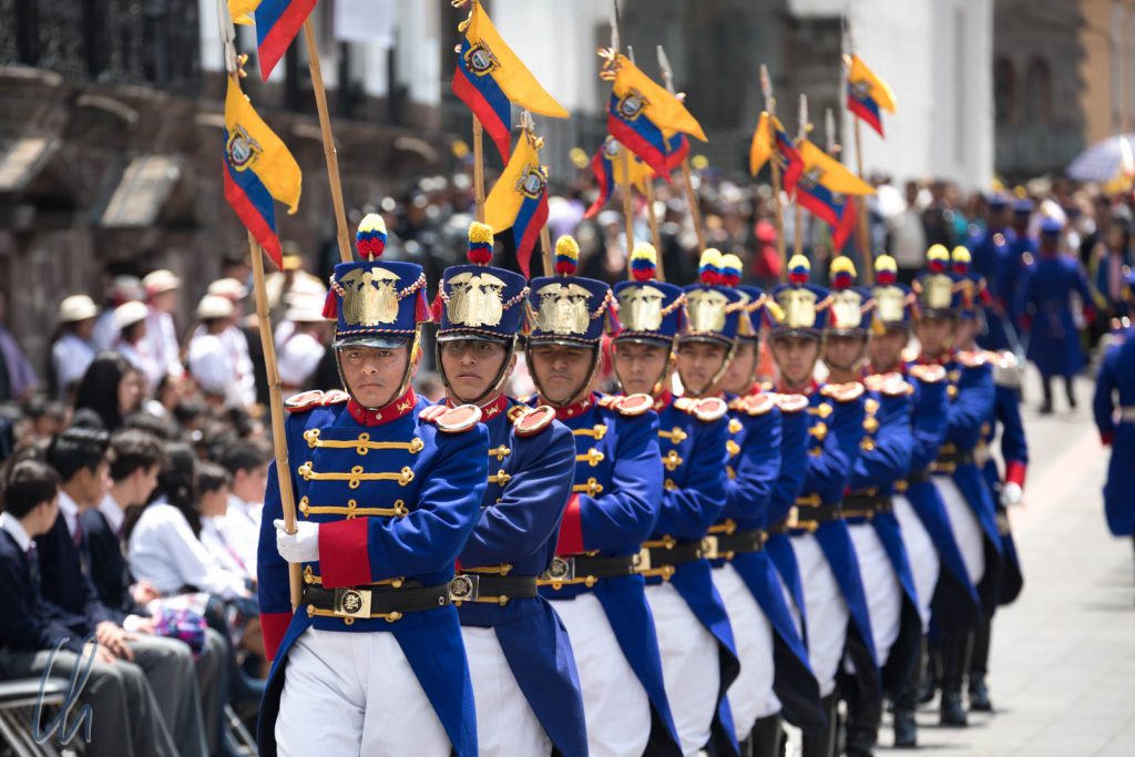 Die Wachen marschieren mit den ecuatorianischen Farben