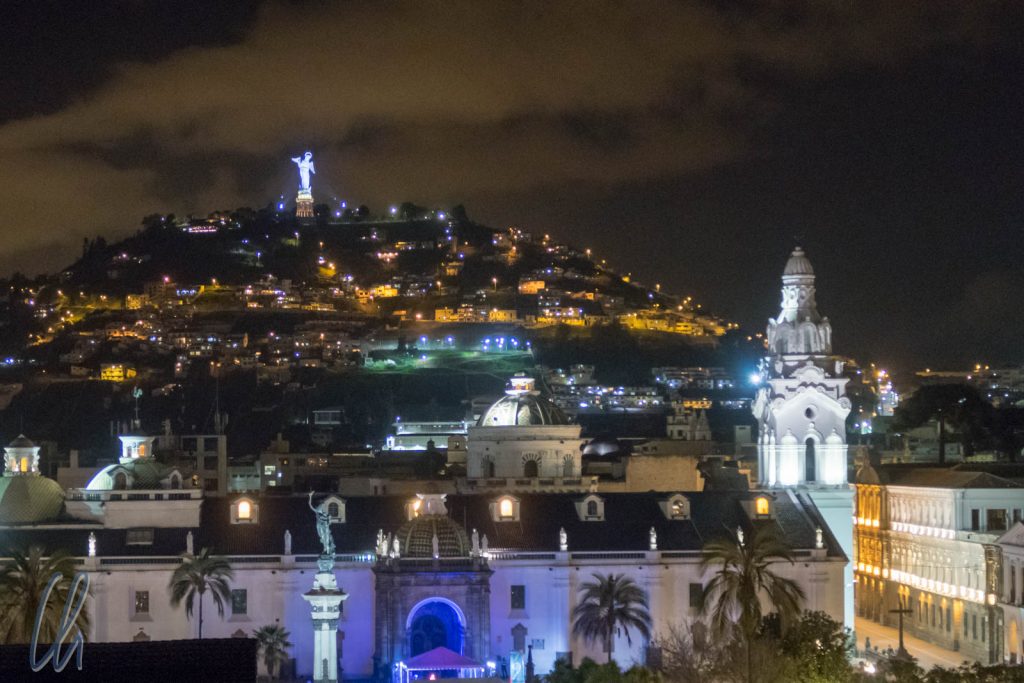 Nächtlicher Blick über die koloniale Altstadt von Quito. Im Vordergrund ist die Kathedrale, im Hintergund der Panecillo.