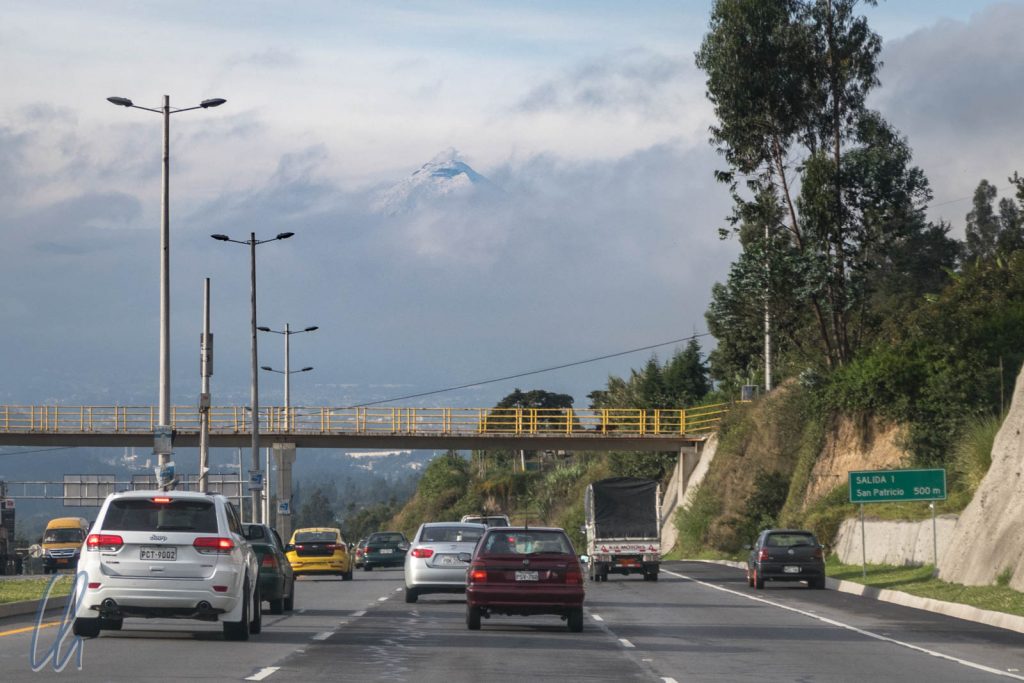 Ecuador hat wirklich moderne Straßen. Im Hintergrund schaut der Cotopaxi aus den Wolken.