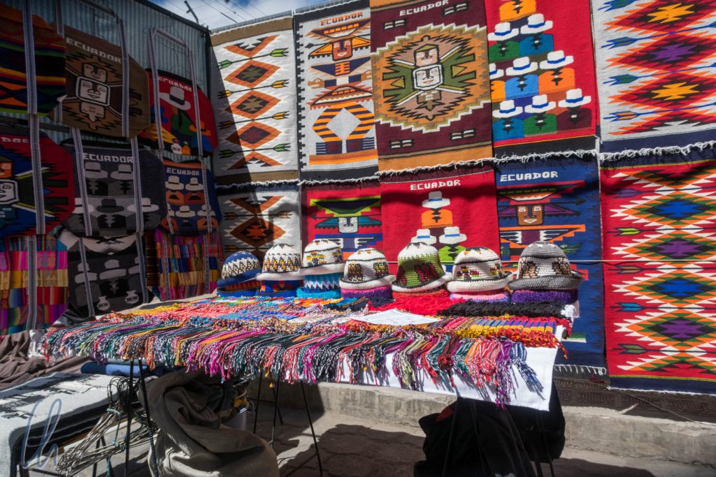Typisch andine Muster auf dem Wochenmarkt von Otavalo