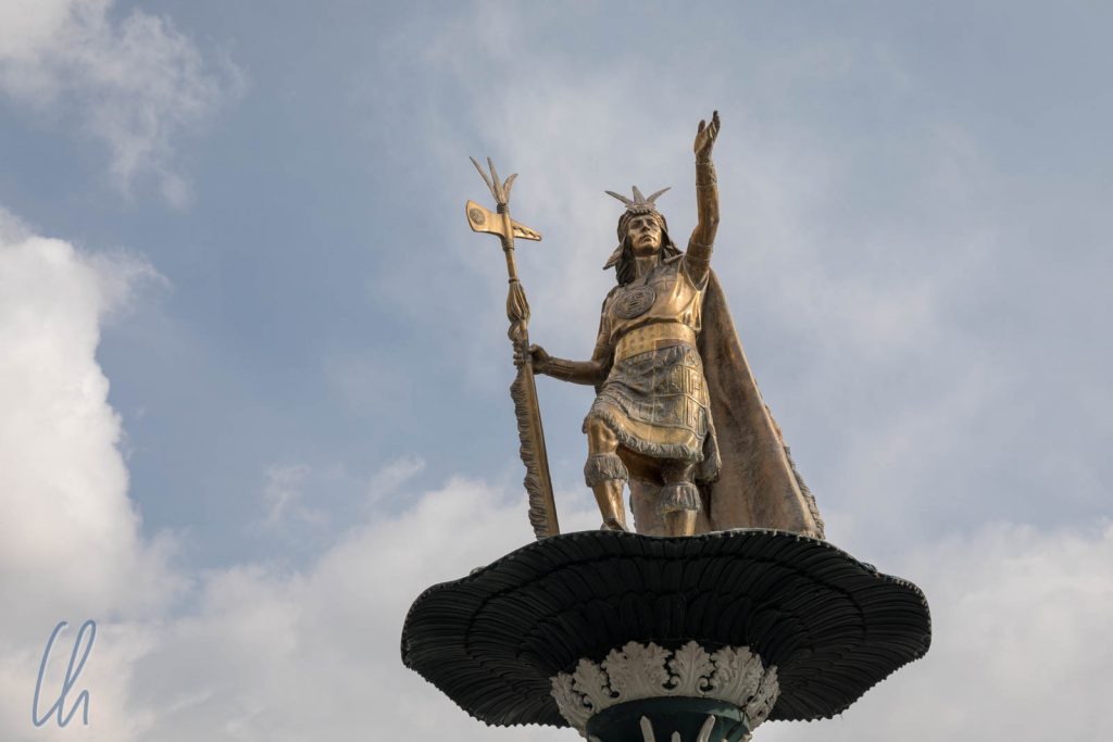 Der Inka-König Atahualpa auf dem Plaze de Armas