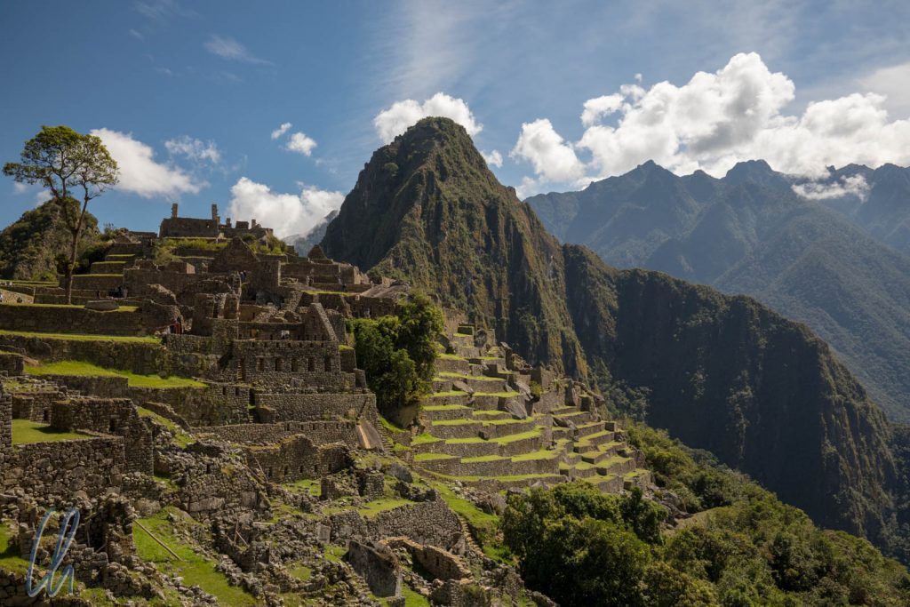 Machu Picchu mit dem Berg Huayna Picchu im Hintergrund