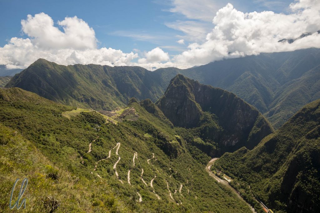 Diese Serpentinen führen hinauf nach Machu Picchu (Blick Nähe Intipunko)
