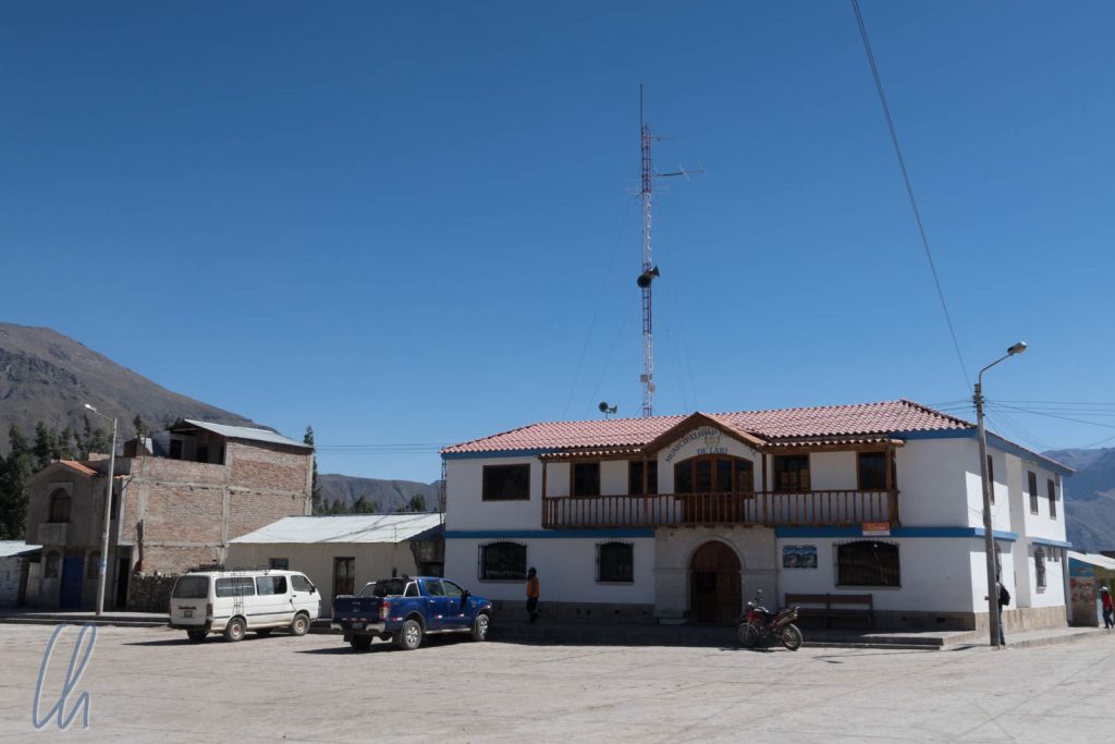 Das Rathaus von Lari mit Lautsprecheranlage