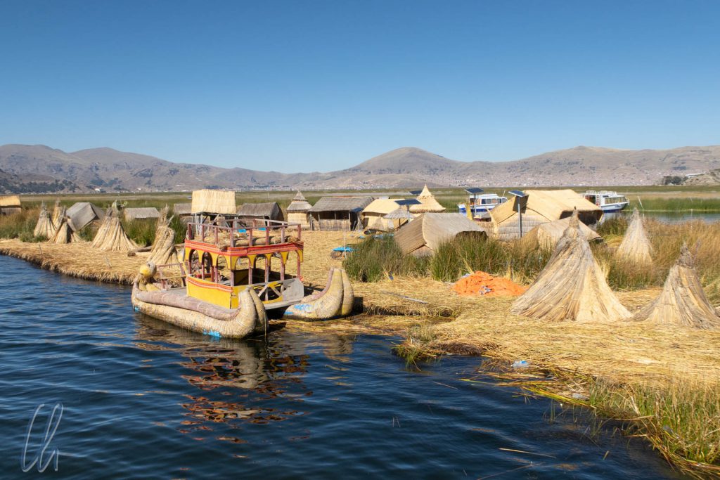Willkommen auf Uros! Nicht nur die schwimmenden Inseln, sondern auch Häuser und Boote werden aus Totora gefertigt.