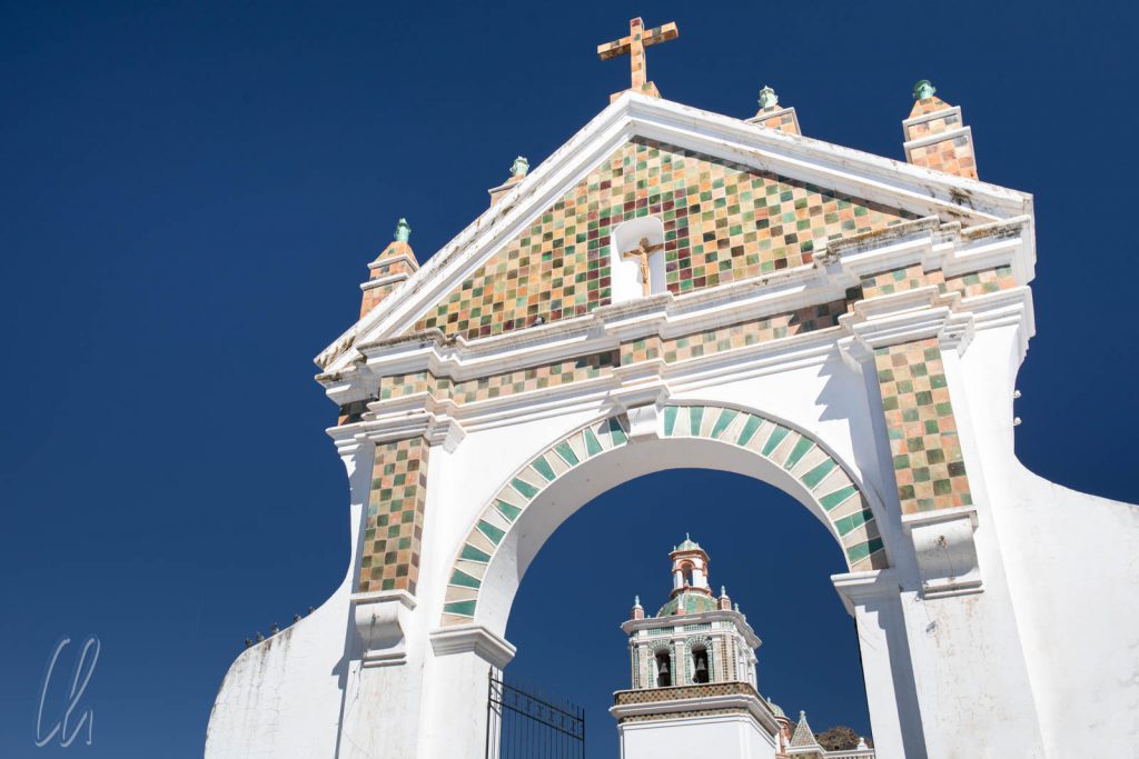 Das Eingangsportal der Kathedrale von Copacabana, Bolivien