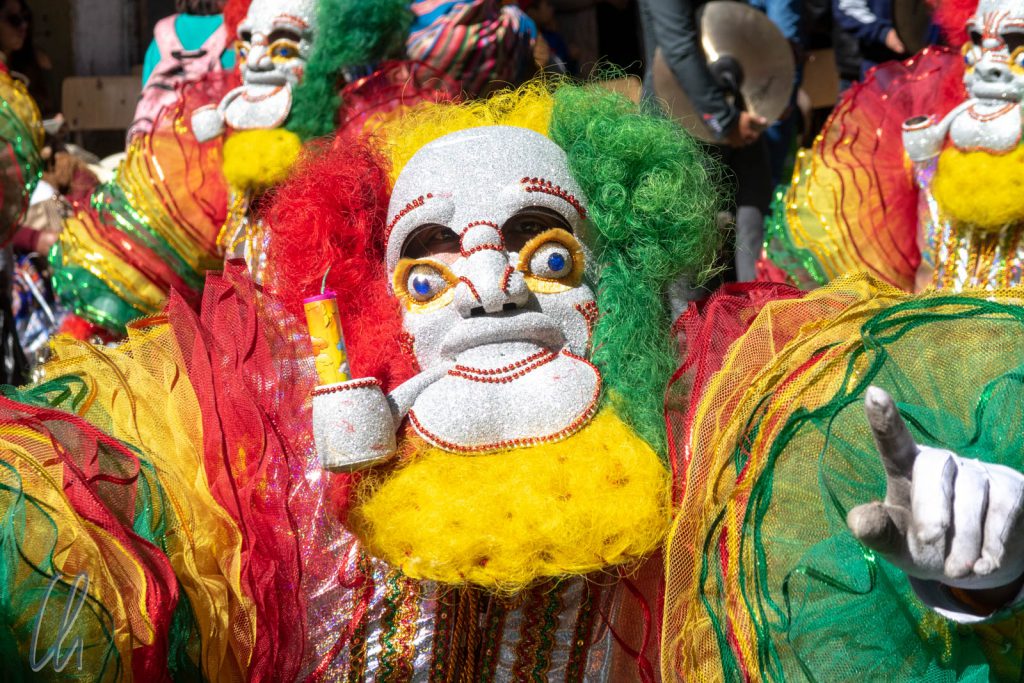 La Festividad de Nuestro Señor Jesús del Gran Poder: Ein Morenada-Kostüm in den bolivianischen Landesfarben