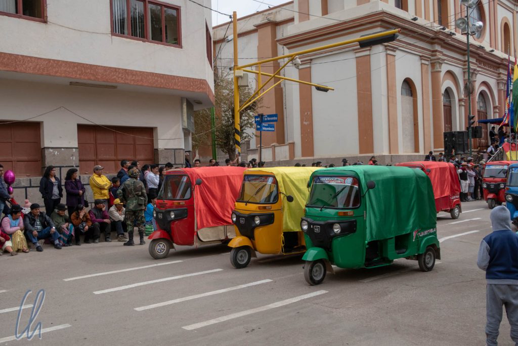 Tuktuks in den bolivianischen Landesfarben auf der Parade in Tupiza