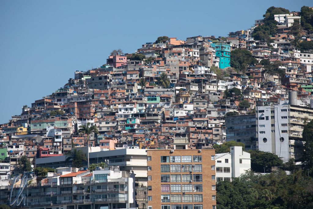 Blick aus der Ferne in die Favelas