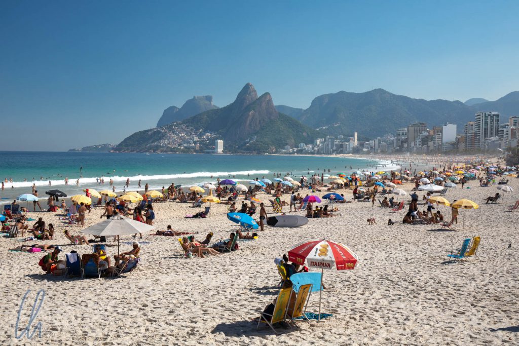 Stadt-Strand in Rio, nicht nur in Copacabana, sondern auch in Ipanema