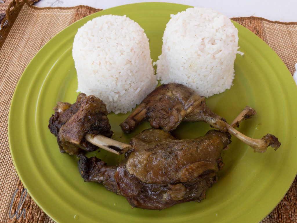 Ein madegassisches Festmahl: Viel Reis und dazu Fleisch