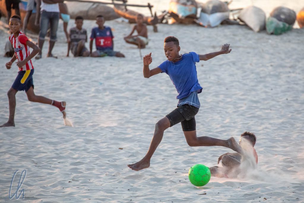 Der Fußballernachwuchs am Strand von Morondava