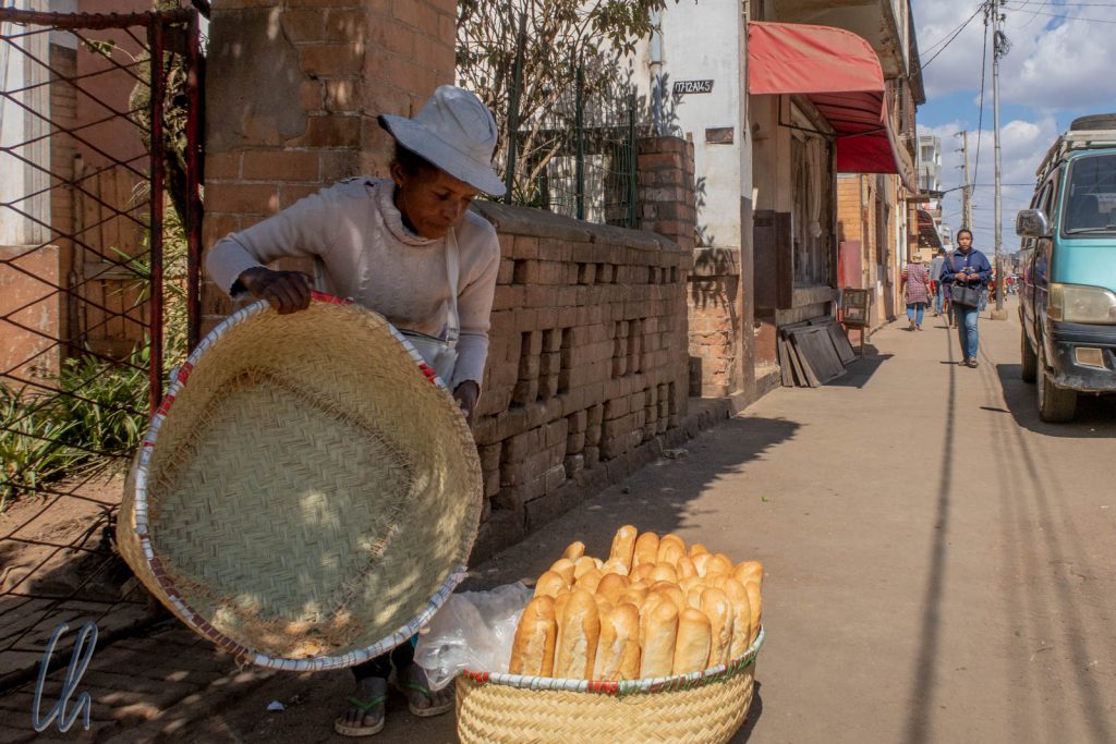 Frische und knusprieg Baguettes gibt es überall auf Madagaskar zu kaufen.