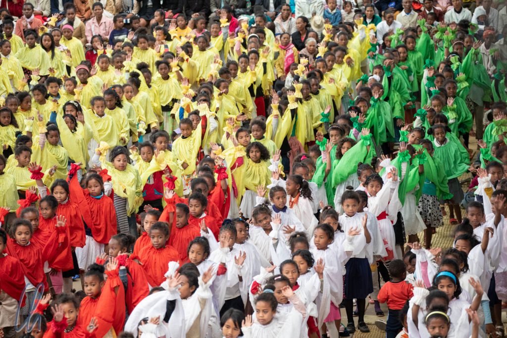 Tanzende Kinder in den madegassischen Landesfarben (und gelb)