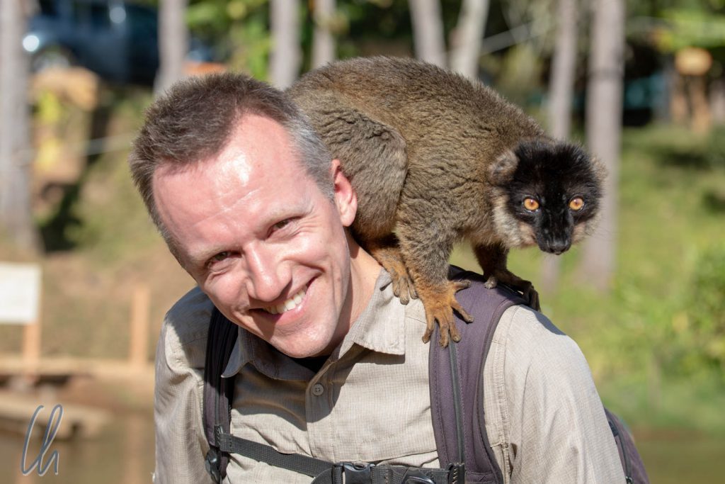 Christian mit braunem Lemur