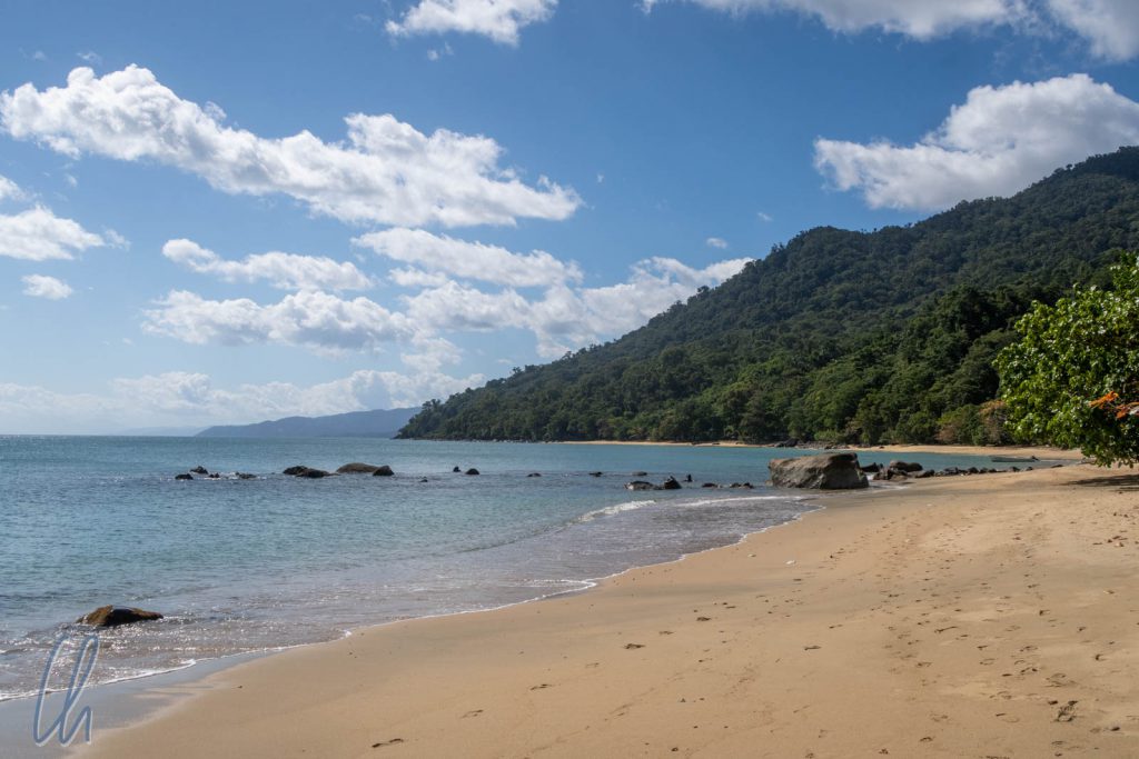 Masoala könnte das Klischee-Paradies sein: Strand, Meer und dichter Regenwald. Aber es gibt auch viele Bedrohungen: Illegale Fischerei, Abholzung etc.