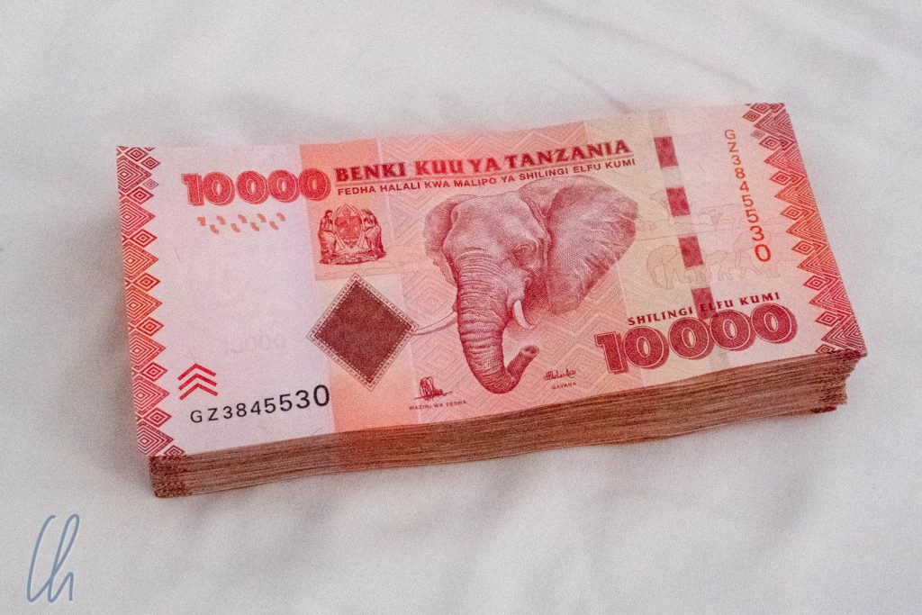 Safari im Geldbeutel: 800.000 Tsh. Ein Elefant tauscht man gegen Waren im Wert von knapp 4 Euro.
