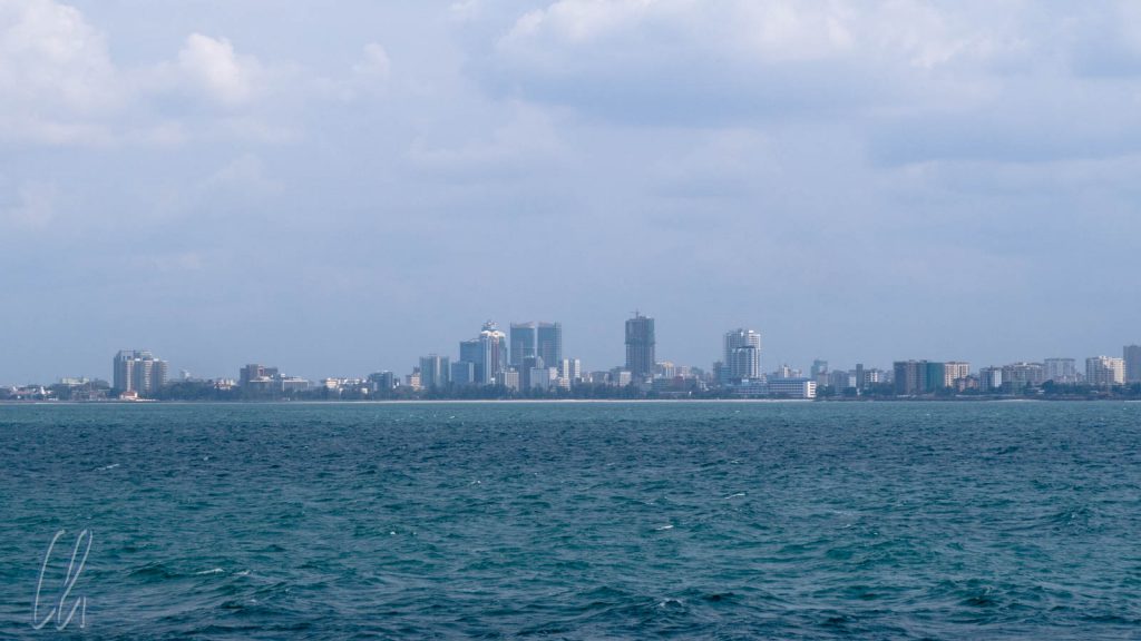 Die Skyline von Dar es Salaam kommt in Sicht.