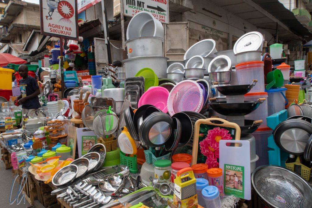 Der Kariakoo Markt ist eigentlich ein Stadtteil, wo überall auf der Straße alles mögliche verkauft wird.