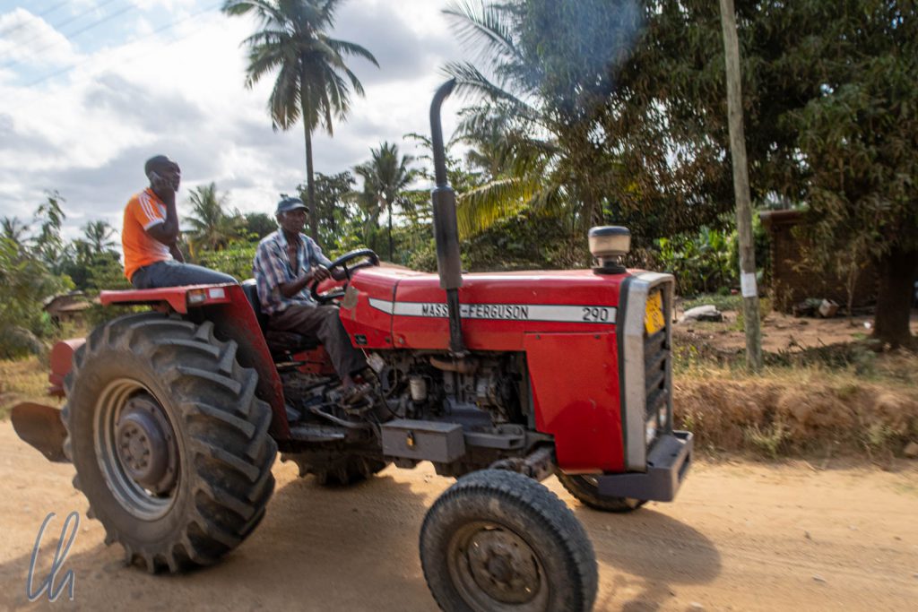 Nicht nur Muskelkraft sondern auch Traktoren werden in Tansanias Landwirtschaft eingesetzt.