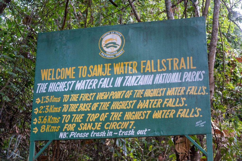Wegweiser zum der höchsten Wasserfall in Tansanias Nationalparks