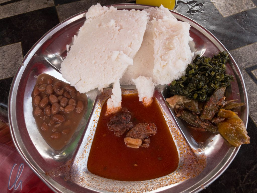 Unser erstes Ugali auf einem Markt in Dar es Salaam