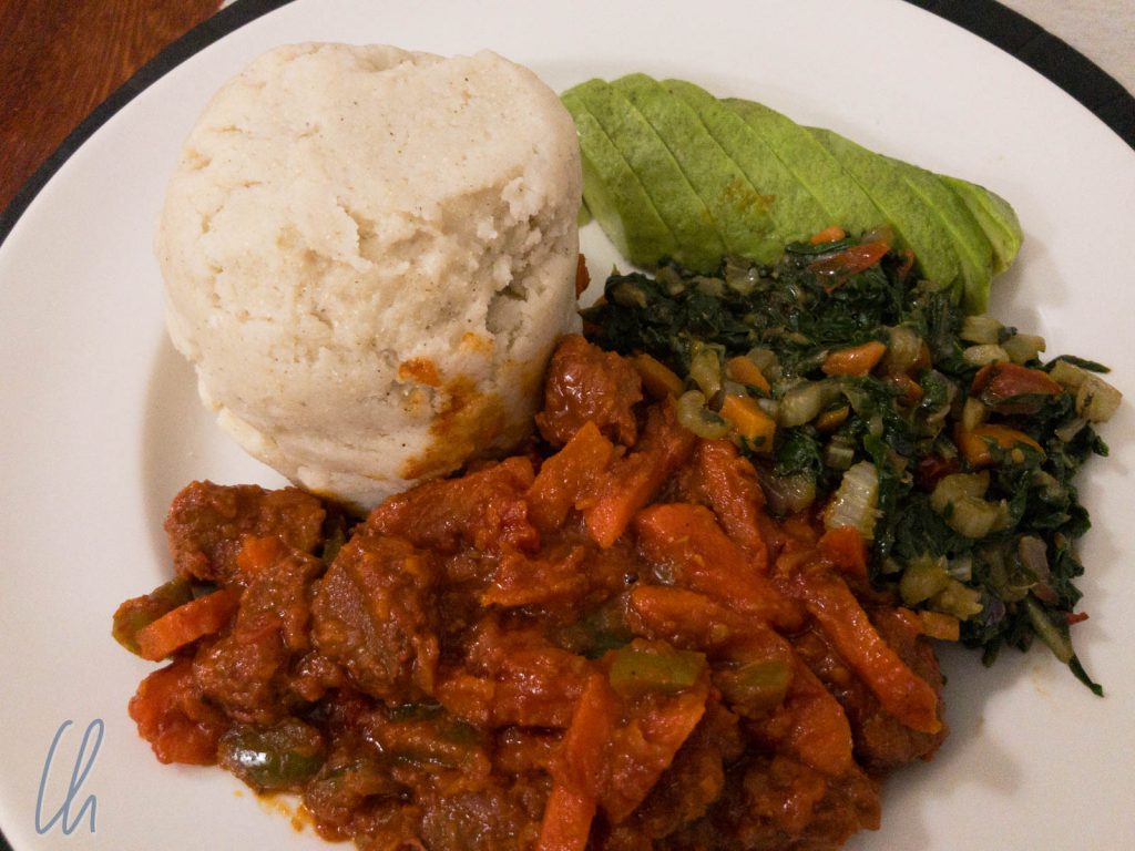 Eine Riesenportion Ugali mit Gemüse für jeden im Guest House in Arusha