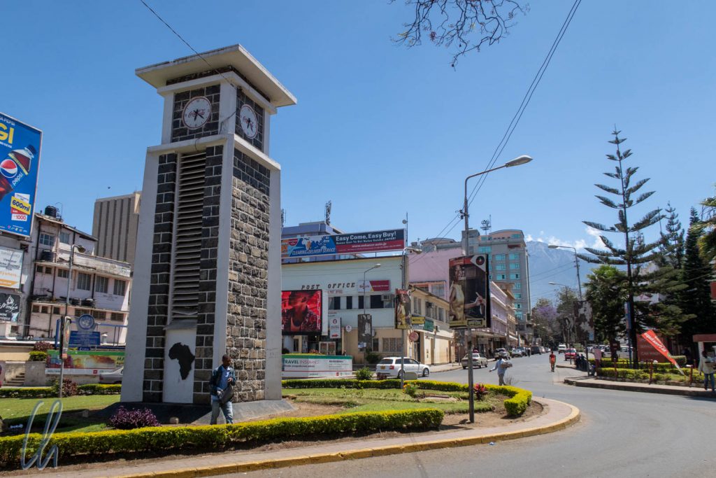 Der Uhrturm von Arusha, Zentrum der Stadt und Treffpunkt der Bauernfänger