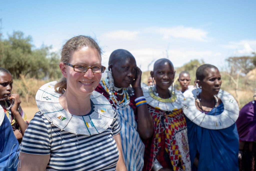 Meet the locals: Mona mit Massai-Perlenkragen