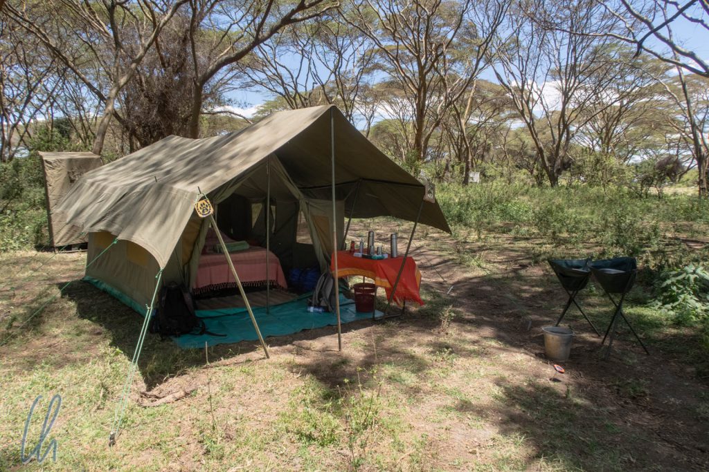 Safari-Glamping mit geräumigem Zelt, Bett, Waschgelegenheit und Toilettenzelt