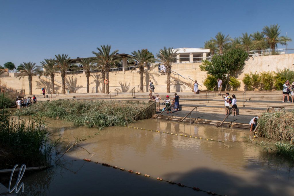 Der Jordan: Taufbetrieb und Grenze zwischen Jordanien und Palästina
