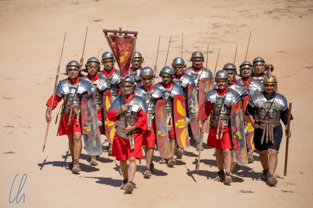 Eine Tredecire römischer Soldaten marschiert auf.