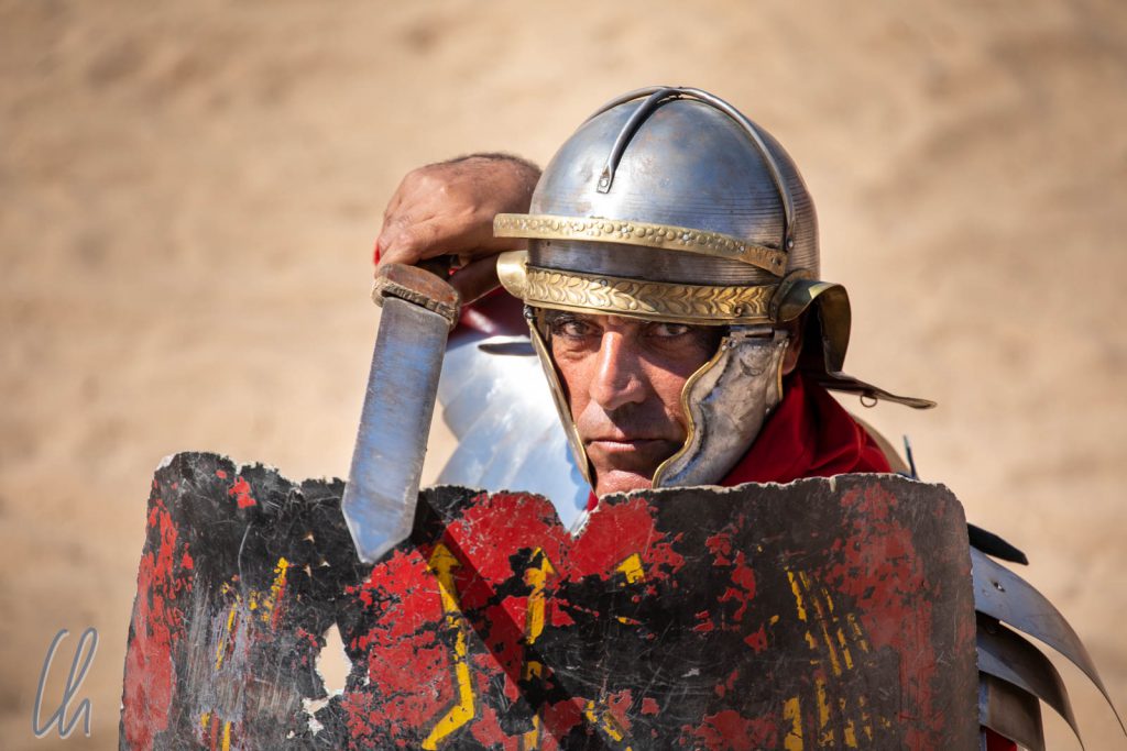Ein römischer Legionär in Angriffsstellung