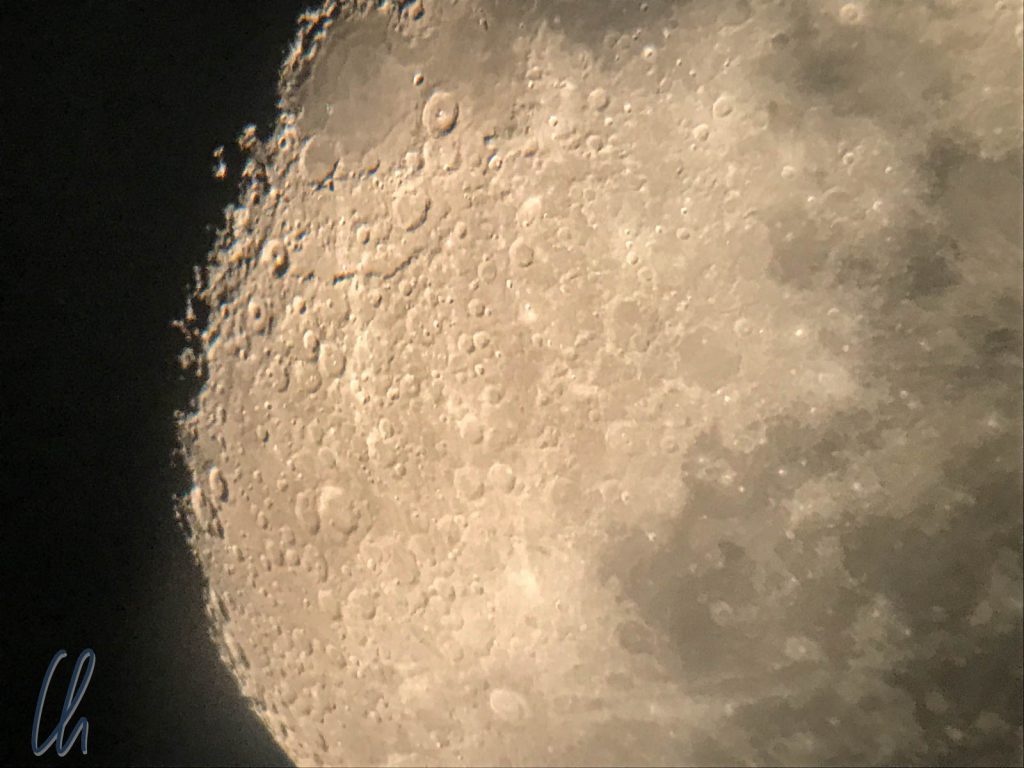Ein Blick durch das Teleskop auf die Oberfläche des Mondes