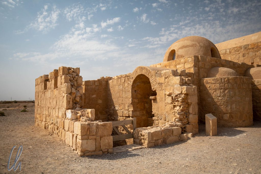 Von außen eher unscheinbar und Ton in Ton mit der umgebenden Wüste: Qusair 'Amra